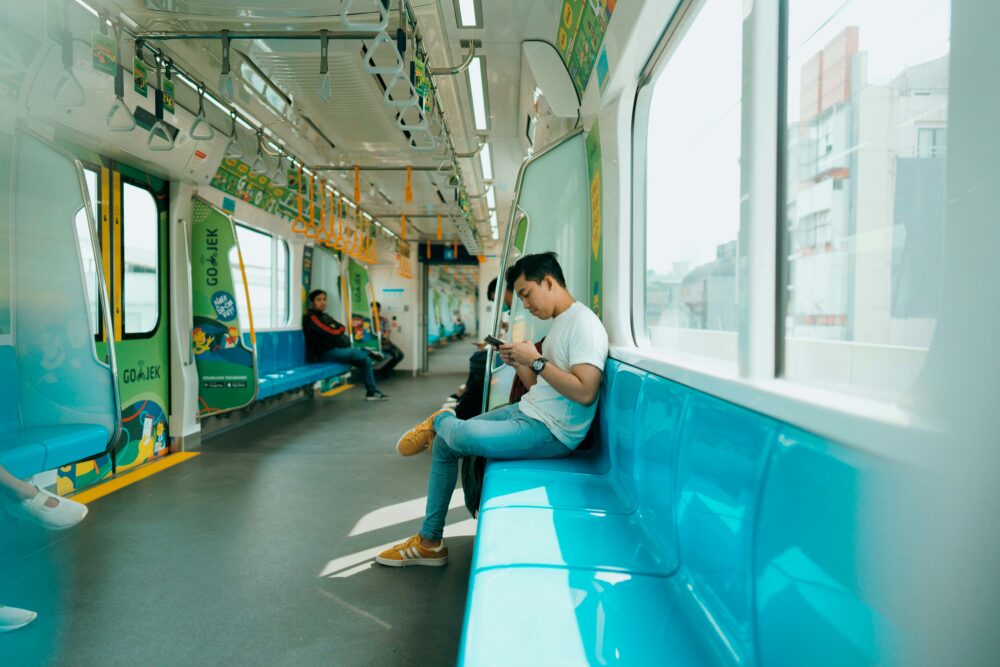 電車で移動している男性