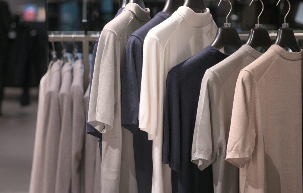ラックに掛けられた洋服