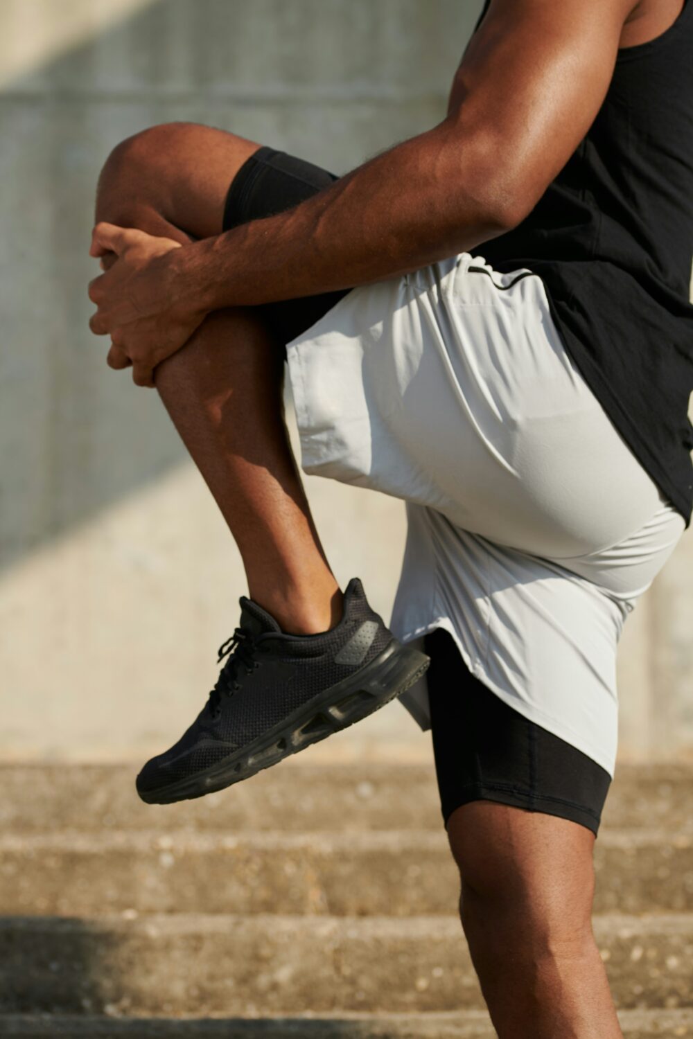 膝のストレッチをする男性