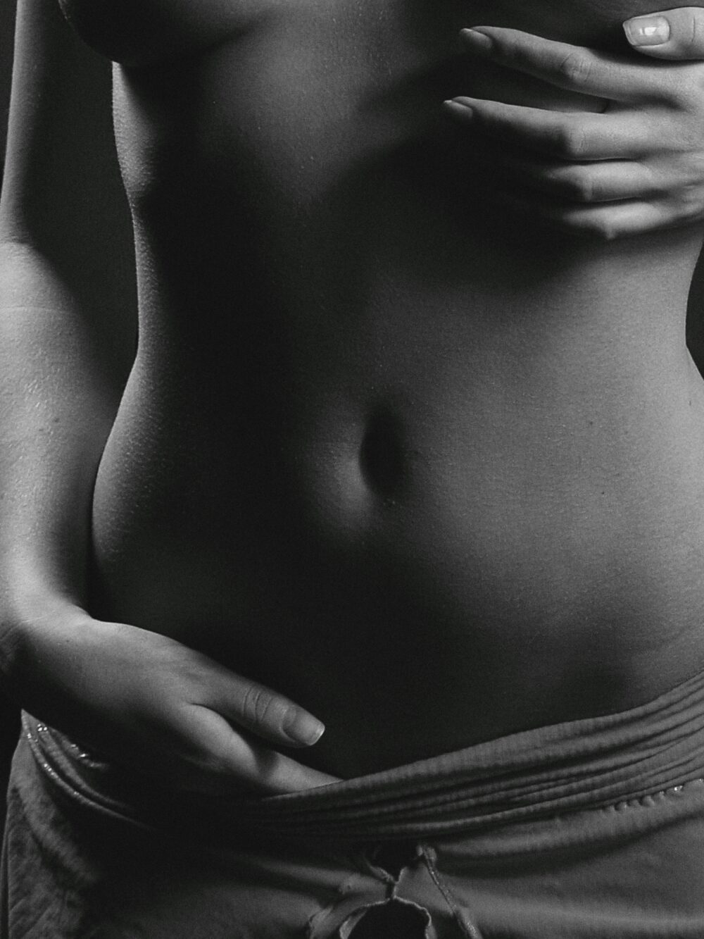 女性のお腹の白黒写真
