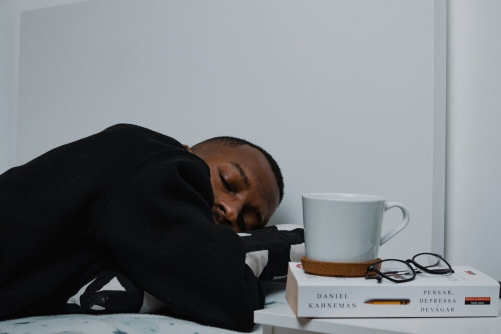 疲労で机で眠る男性