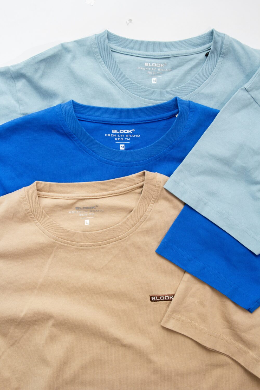 並べてあるカラフルなTシャツ
