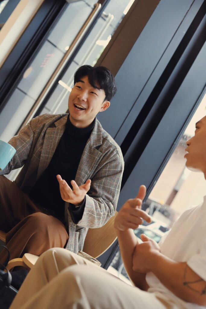 会話する男性