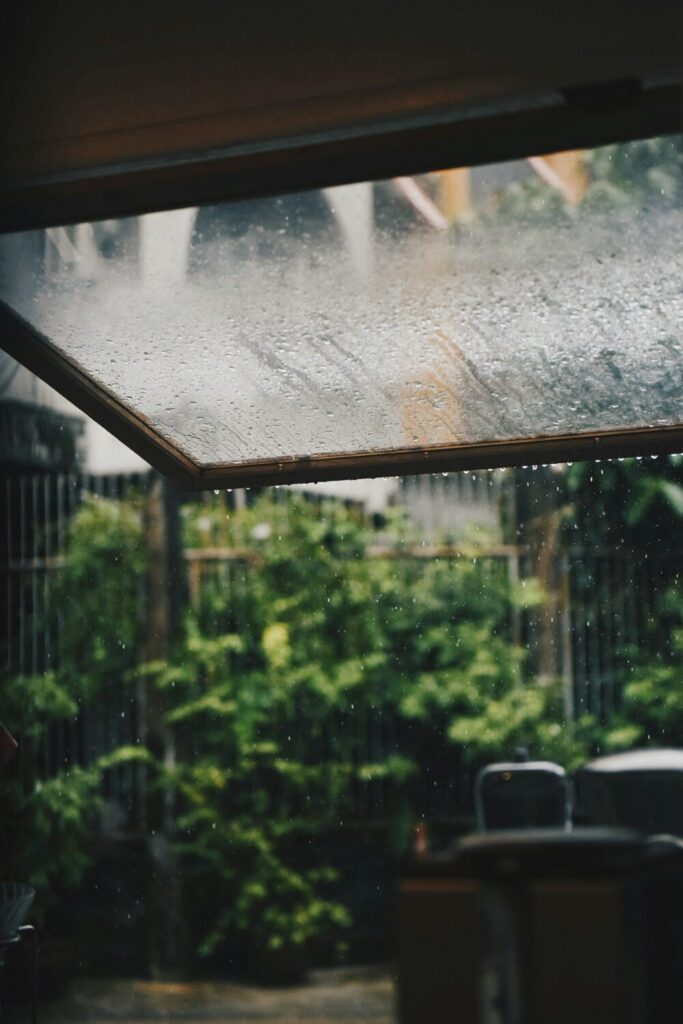 廂から滴る雨