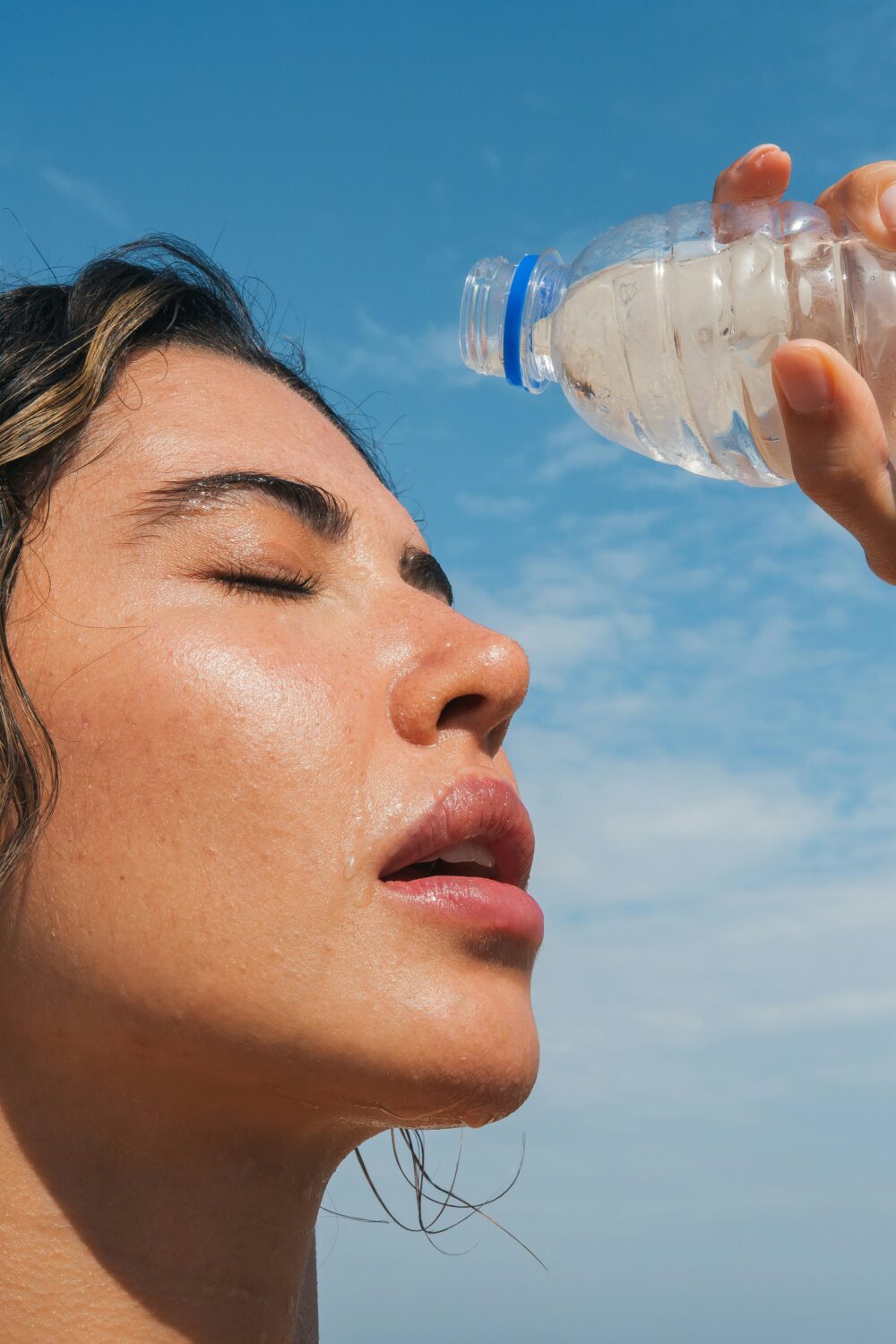 水を飲む女性
