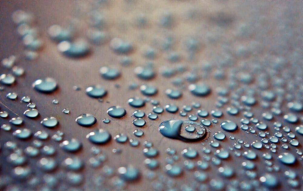 多くの水滴のある床