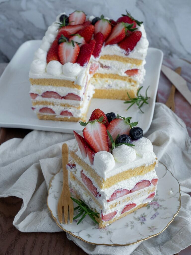 四角に切ったいちごケーキ